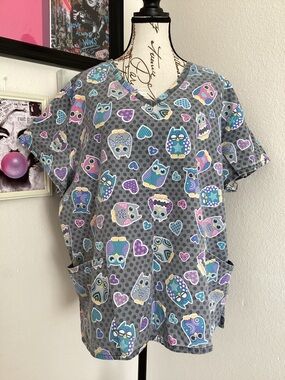 E.Libby Gray Scrub Top with Multicolor Owl & Heart Print 2XL